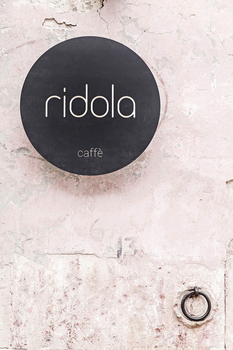 Caffè Ridolaの正円看板