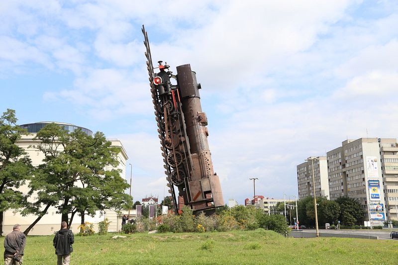 天国への列車。空を仰ぐ蒸気機関車の記念碑 in ポーランド