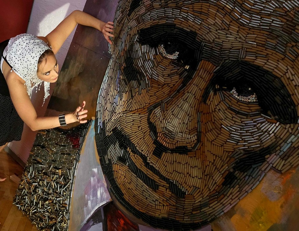 プーチン大統領の肖像画「戦争の顔」。ウクライナの薬きょうで制作