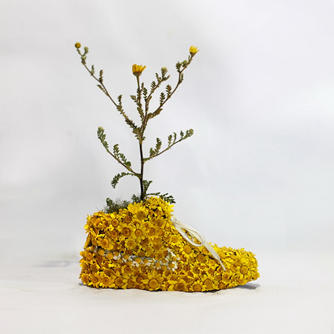 黄色い花に埋め尽くされた靴