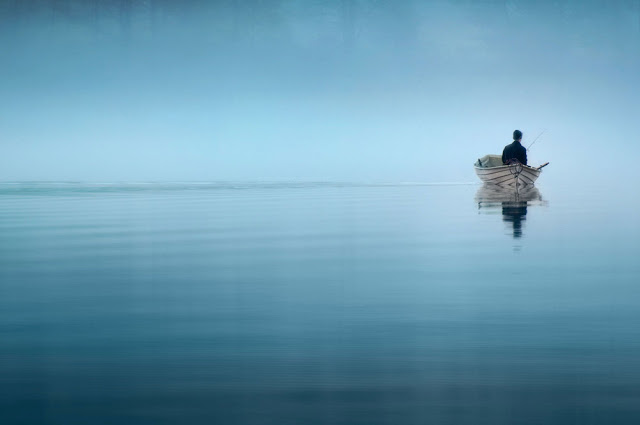 霧と湖とボート