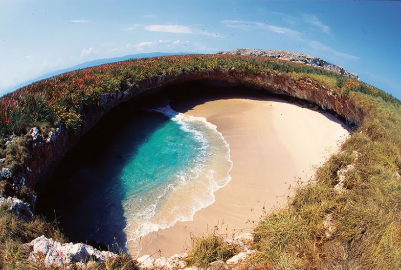 マリエータ諸島にある無人島ヒドゥン ビーチ、天井にぽっかり穴が空き地表に覆われた海岸