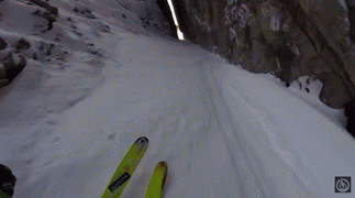 スキーで狭い空間を滑る 後半