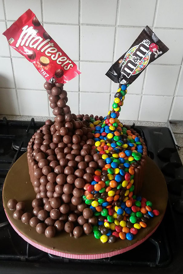 チョコレート満載のケーキ