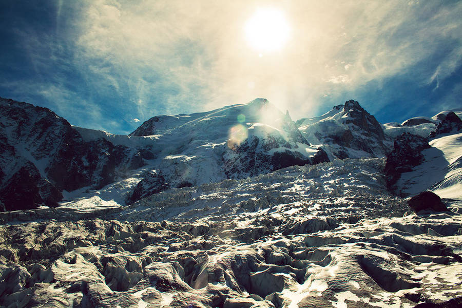 太陽の光が神々しい雪の山