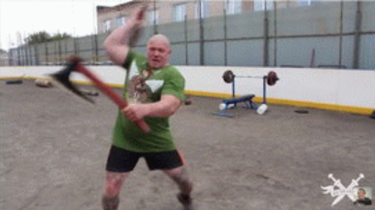 屈強なロシア人男性が両手で斧を振り回す恐怖の動画