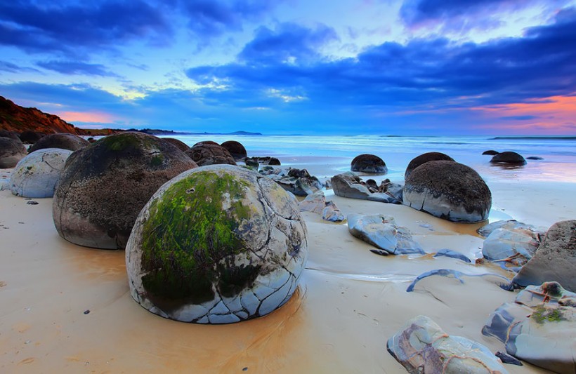 ニュージーランド、モエラキ海岸。モエラキ・ボルダーと呼ばれる球体となった岩が点在する