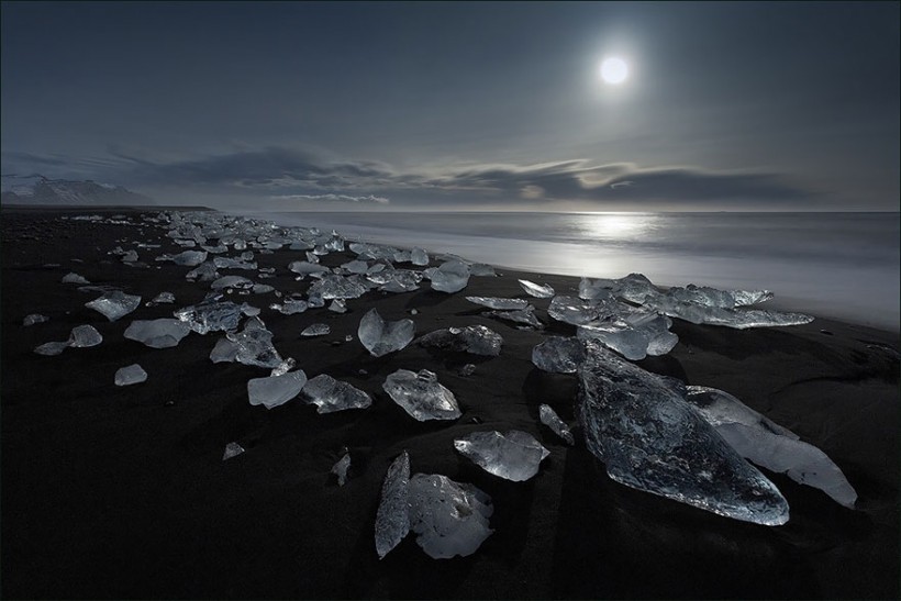 アイスランド,Yёkyulsaurloun。大きな氷の塊が漂着する北欧の海