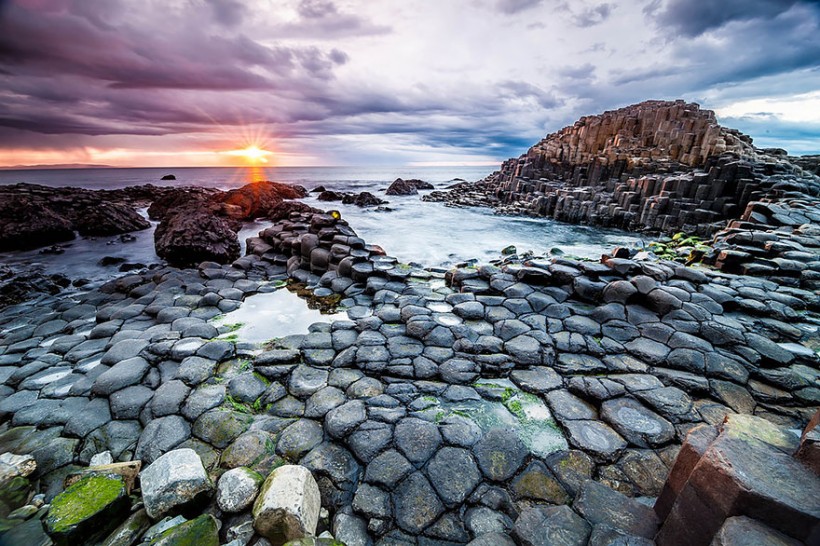 アイルランド。巨人の石道(ジャイアンツ・コーズウェイ)と呼ばれる六角形の岩岩が並ぶ