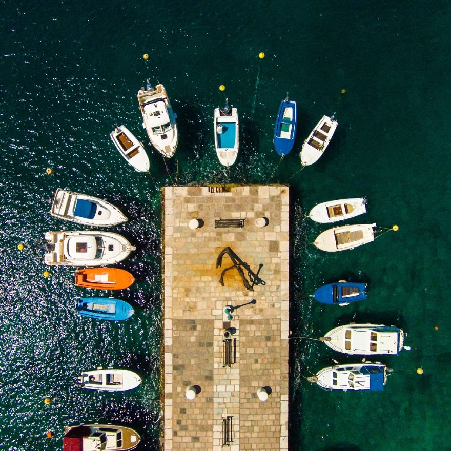 クロアチアの沿岸都市セニの港に停泊するボート。エメラルド色の水と山が綺麗な場所