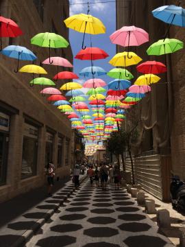 カラフルな傘が吊り下げられたエルサレムの横道