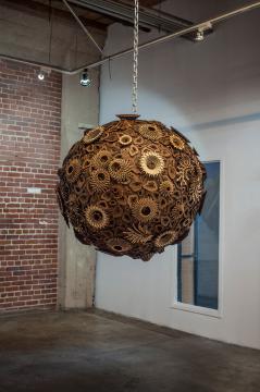 円の形を成し吊り下げられた木製の立体オブジェクト