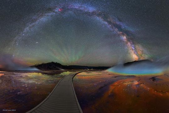 幻想的すぎる天の川の星空の画像。イエローストーン国立公園