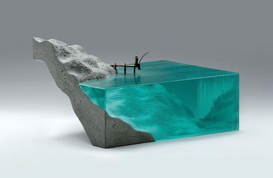 ガラスの層からなる水を表現した彫刻